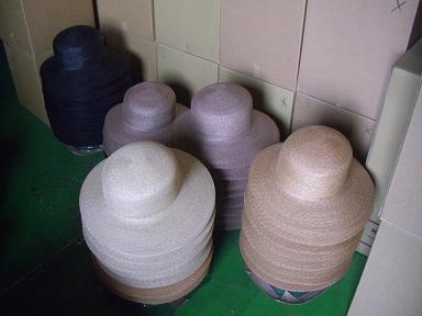 石田製帽内にて待機中の帽子たち
